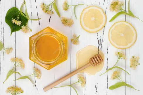 دانلود رایگان عکس با کیفیت عسل طبیعی و لیمو برش خورده روی میز MJ003267