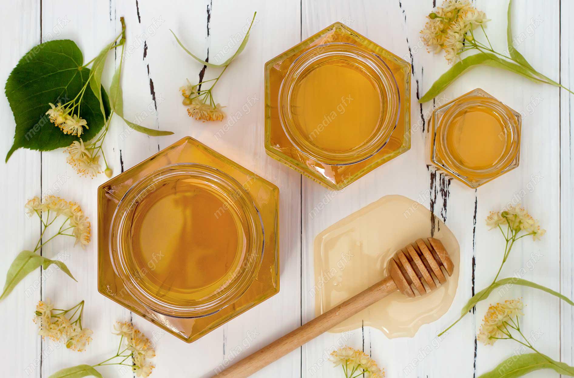 دانلود رایگان عکس با کیفیت عسل طبیعی و لیمو برش خورده روی میز MJ003269