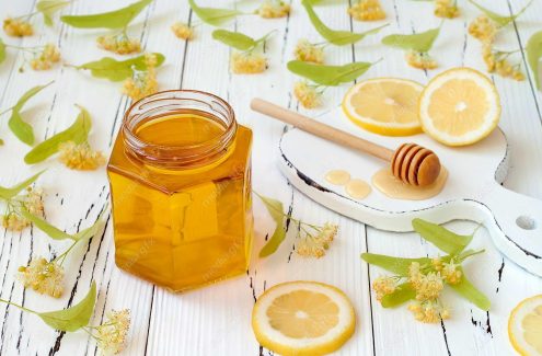 دانلود رایگان عکس با کیفیت عسل طبیعی و لیمو برش خورده روی میز MJ003270