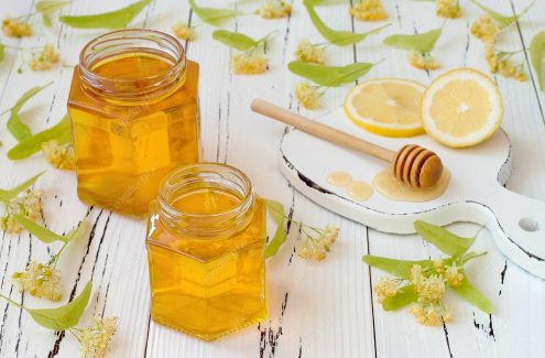 دانلود رایگان عکس با کیفیت عسل طبیعی و لیمو برش خورده روی میز MJ003271