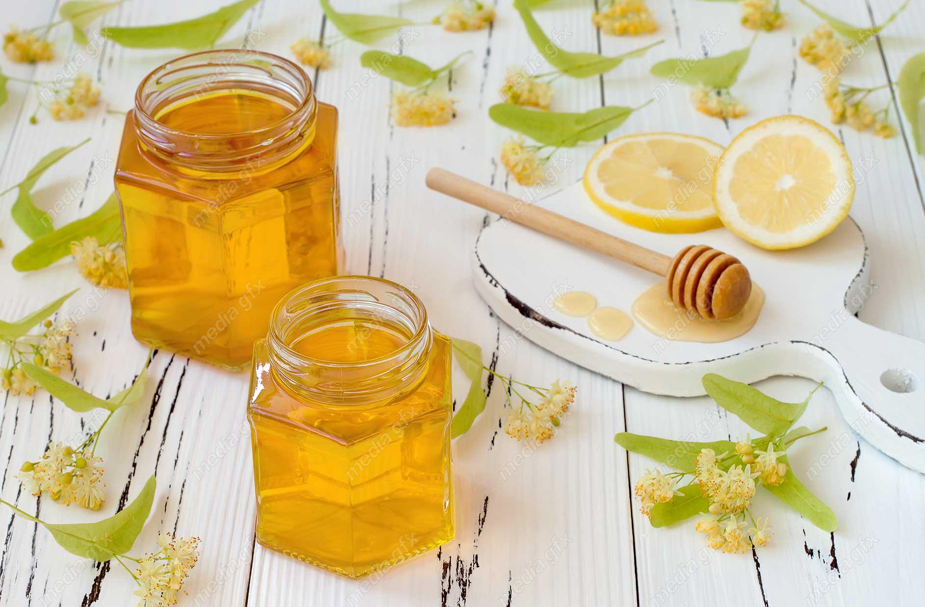 دانلود رایگان عکس با کیفیت عسل طبیعی و لیمو برش خورده روی میز MJ003271