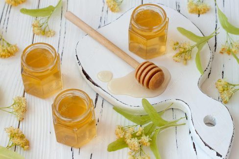 دانلود رایگان عکس با کیفیت عسل طبیعی و لیمو برش خورده روی میز MJ003274