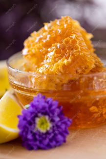عکس با کیفیت عسل طبیعی و موم در شیشه عسل MJ003281