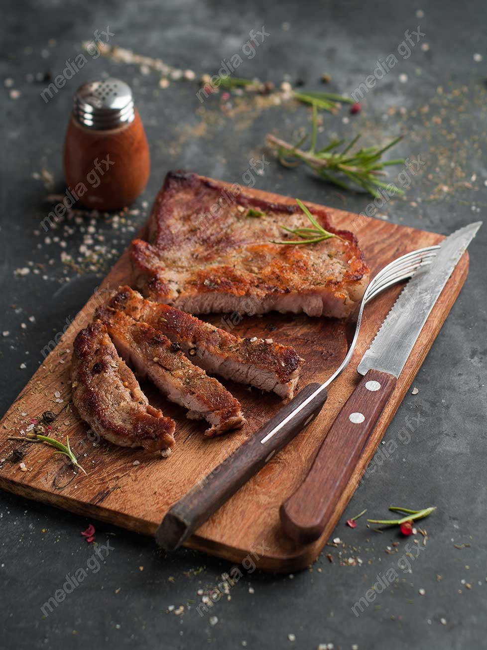 عکس با کیفیت استیک گوشت روی میز MJ003283