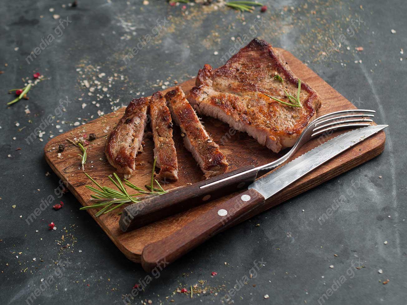 عکس با کیفیت استیک گوشت روی میز MJ003284