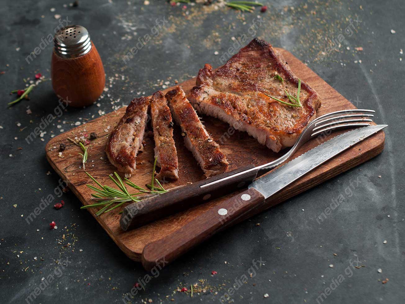 عکس با کیفیت استیک گوشت روی میز MJ003287