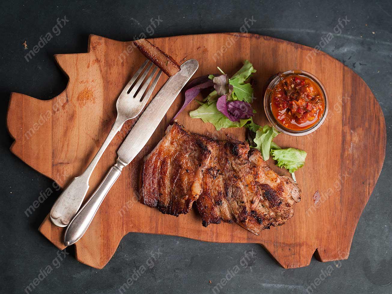 عکس با کیفیت استیک گوشت روی میز MJ003288