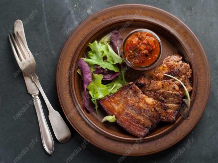 عکس با کیفیت استیک گوشت روی میز MJ003290