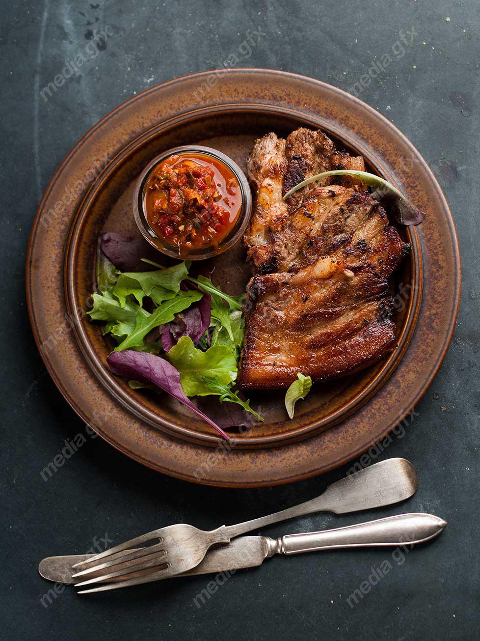 عکس با کیفیت استیک گوشت روی میز MJ003291