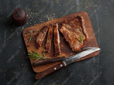 عکس با کیفیت استیک گوشت روی میز MJ003292