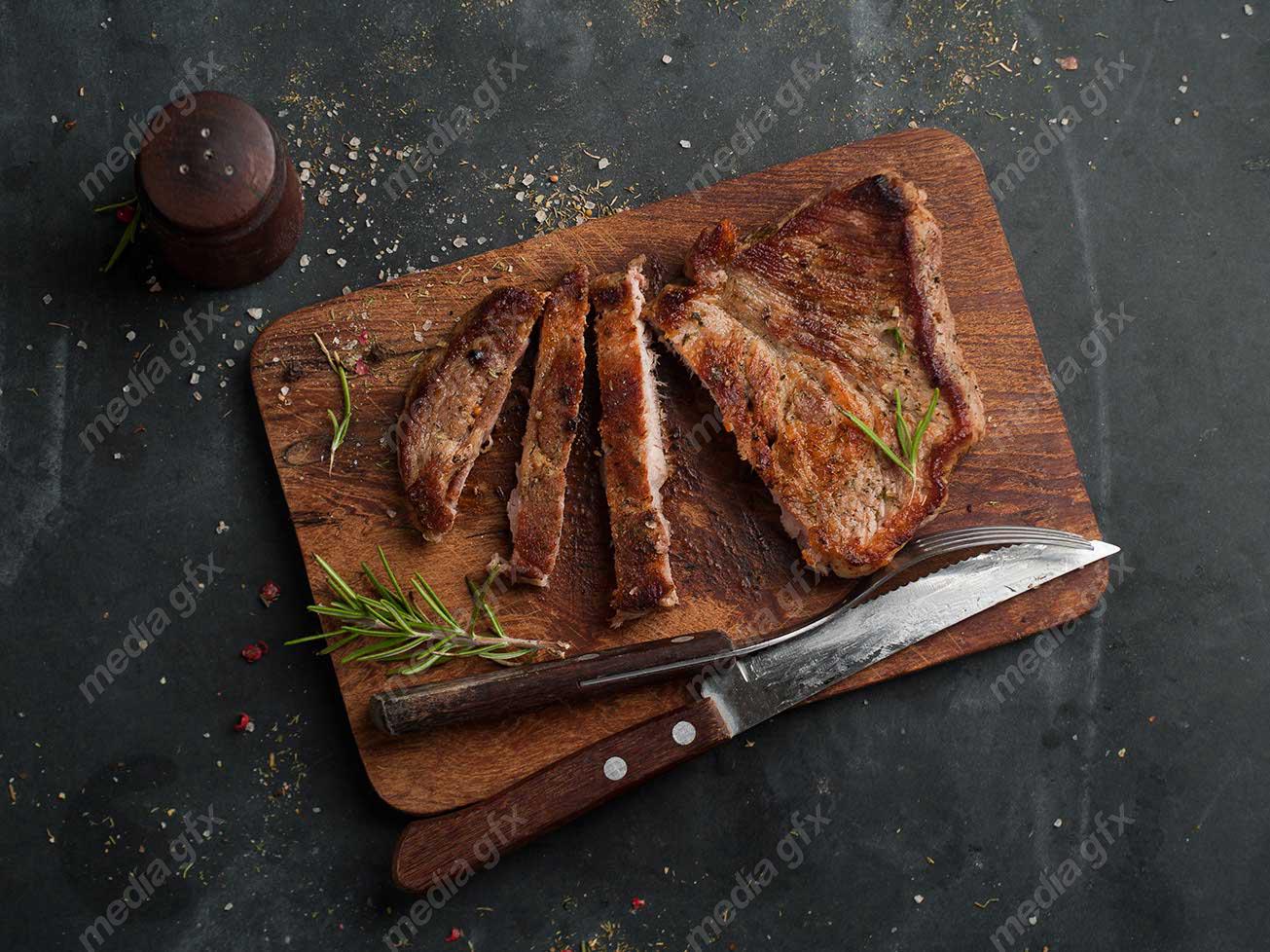 عکس با کیفیت استیک گوشت روی میز MJ003292