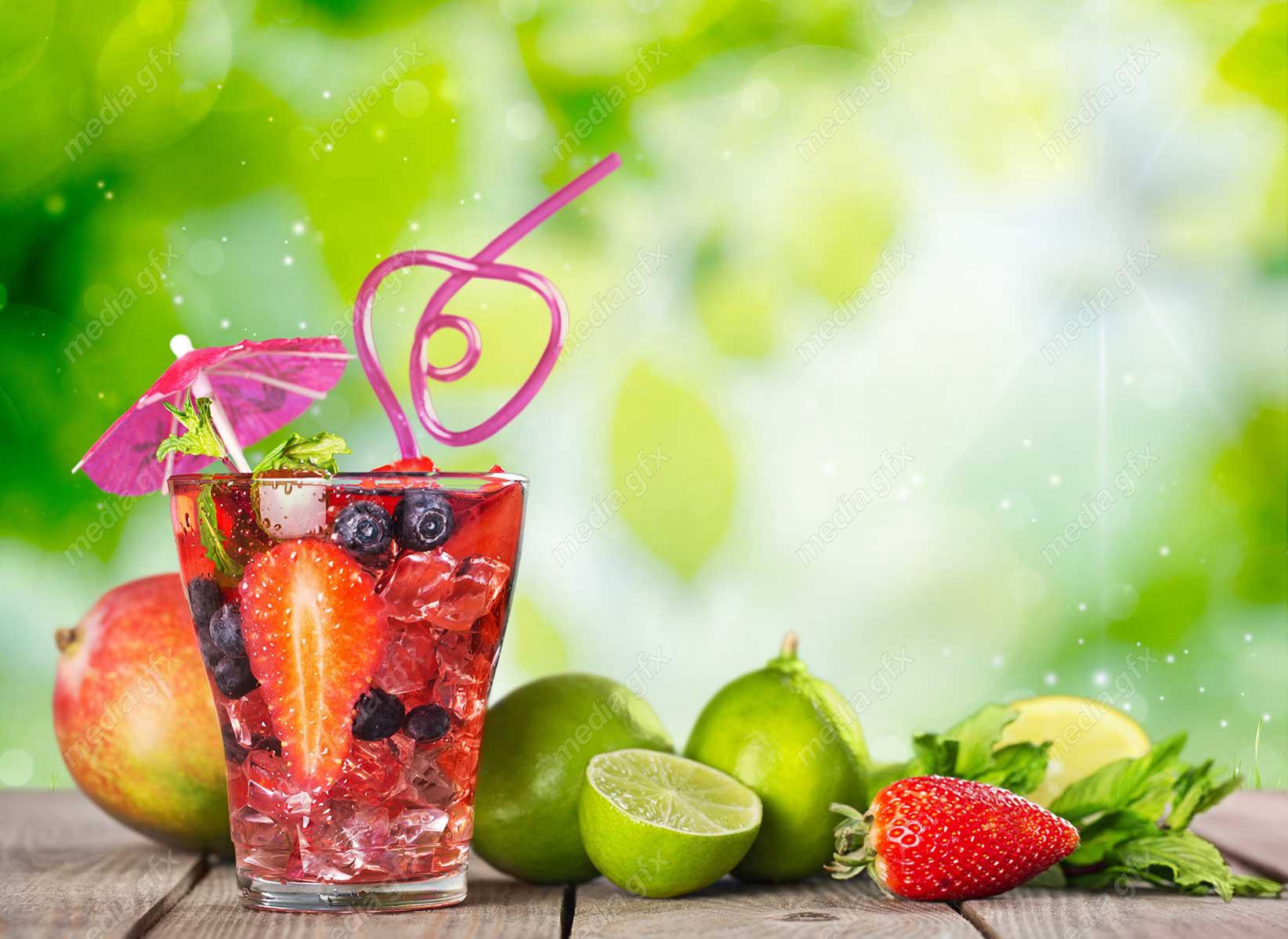 عکس با کیفیت نوشیدنی خنک استوایی روی میز MJ003293