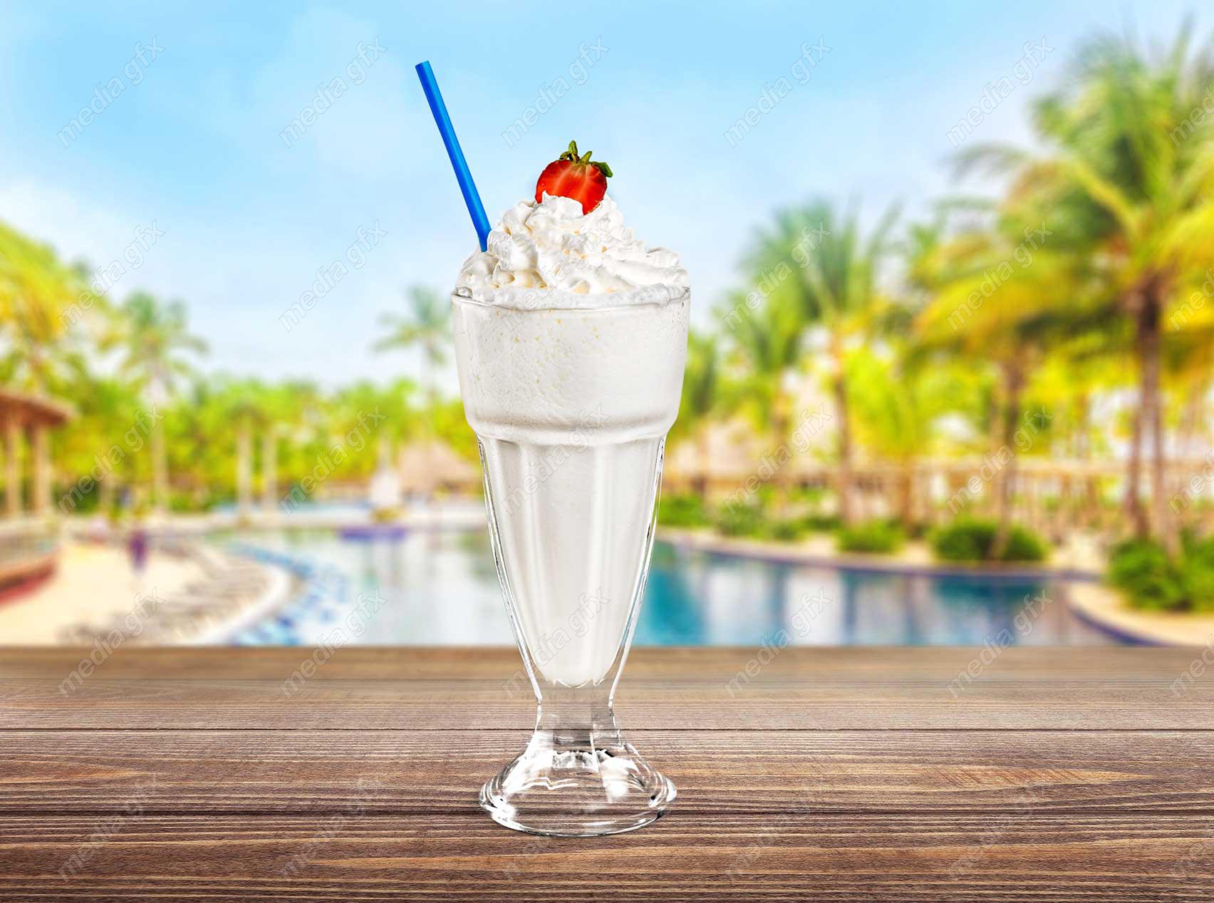 عکس با کیفیت نوشیدنی خنک استوایی روی میز MJ003296