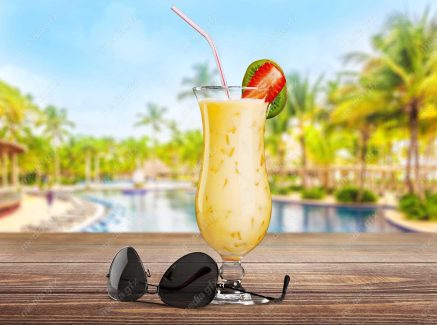 عکس با کیفیت نوشیدنی خنک استوایی روی میز MJ003297