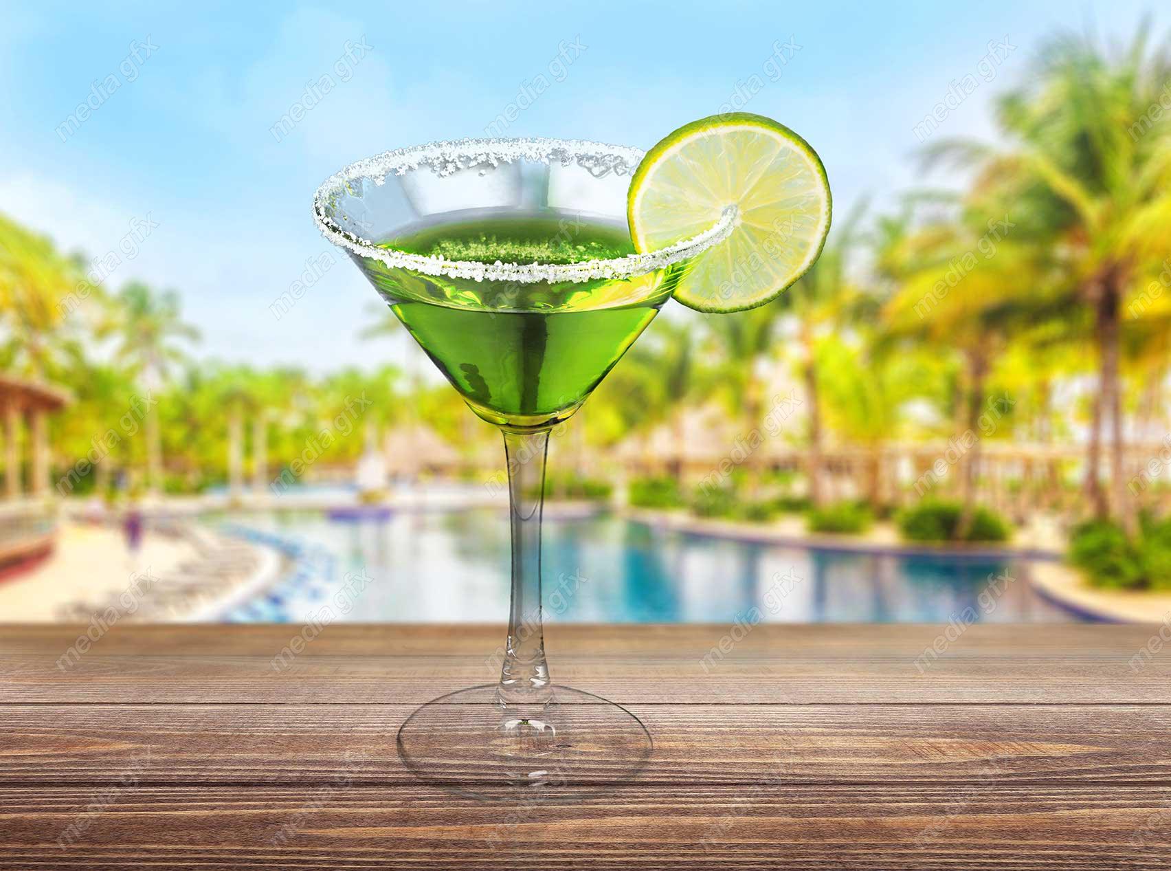 عکس با کیفیت نوشیدنی خنک استوایی روی میز MJ003298