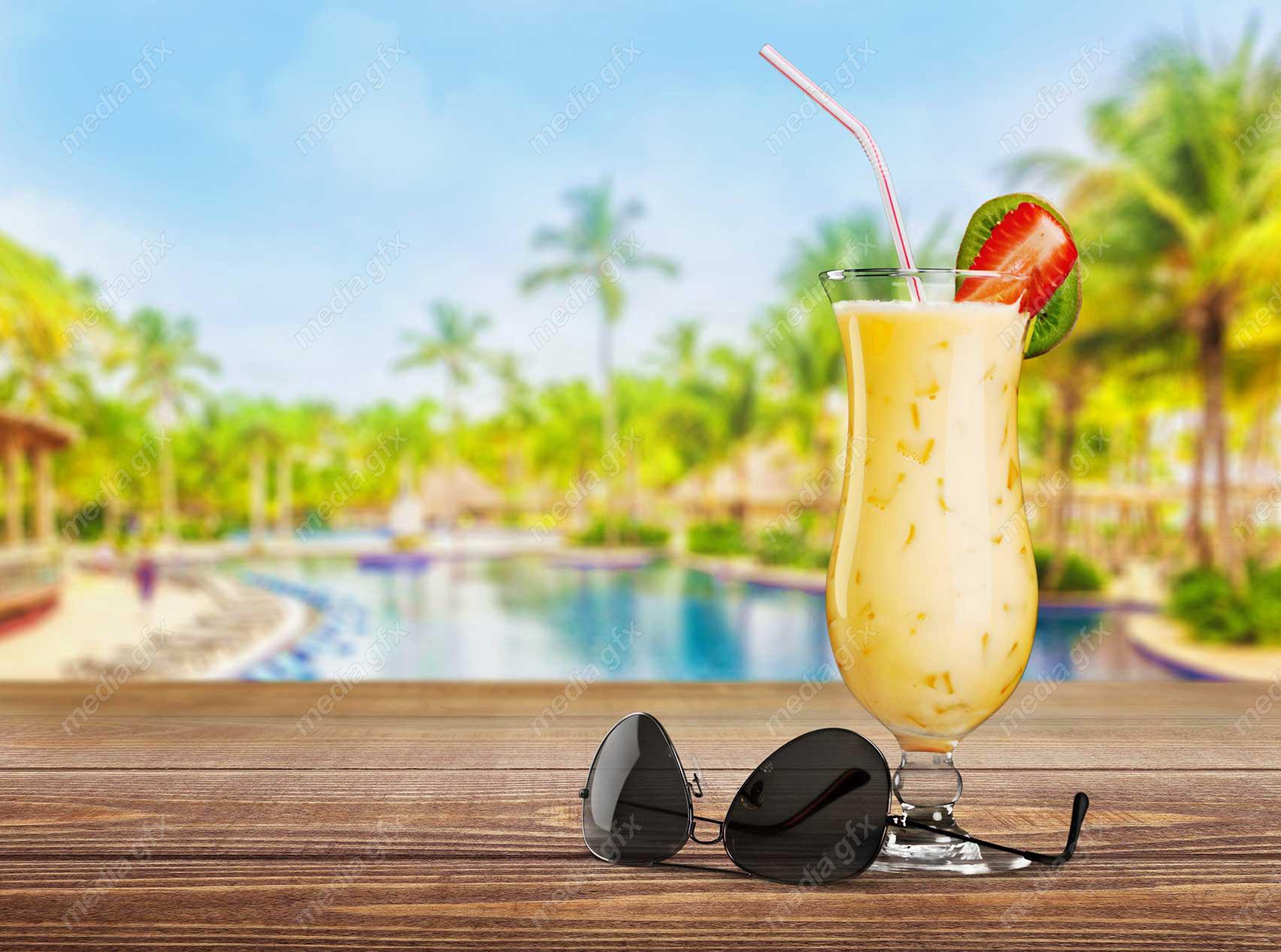 عکس با کیفیت نوشیدنی خنک استوایی روی میز MJ003299