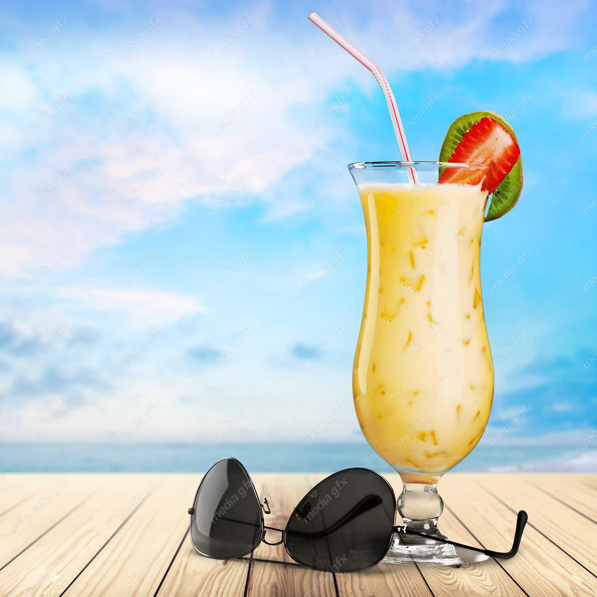 عکس با کیفیت نوشیدنی خنک استوایی روی میز MJ003301