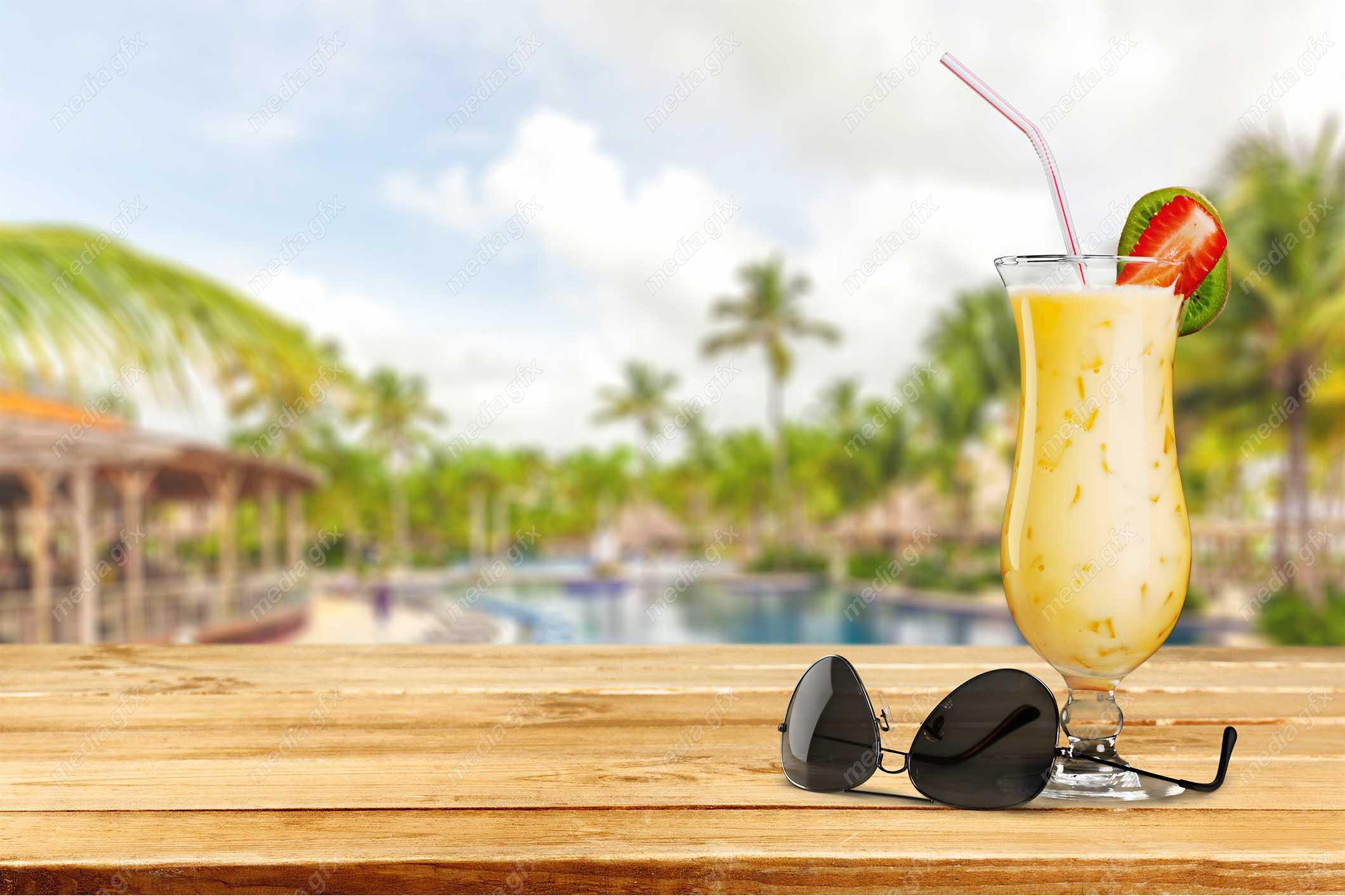 عکس با کیفیت نوشیدنی خنک استوایی روی میز MJ003302