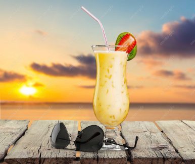 عکس با کیفیت نوشیدنی خنک استوایی روی میز MJ003303