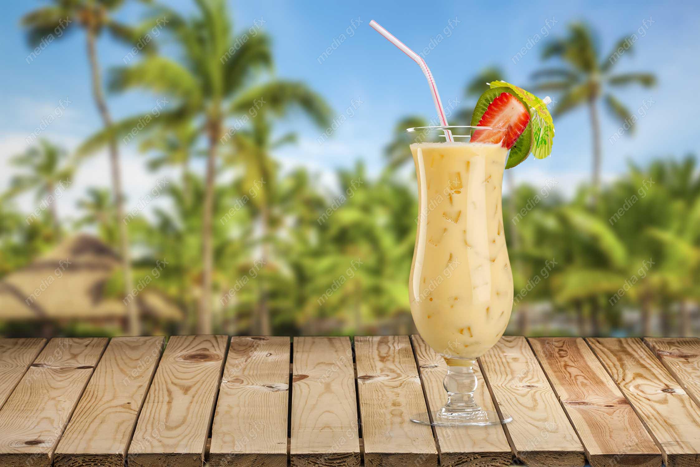 عکس با کیفیت نوشیدنی خنک استوایی روی میز MJ003304