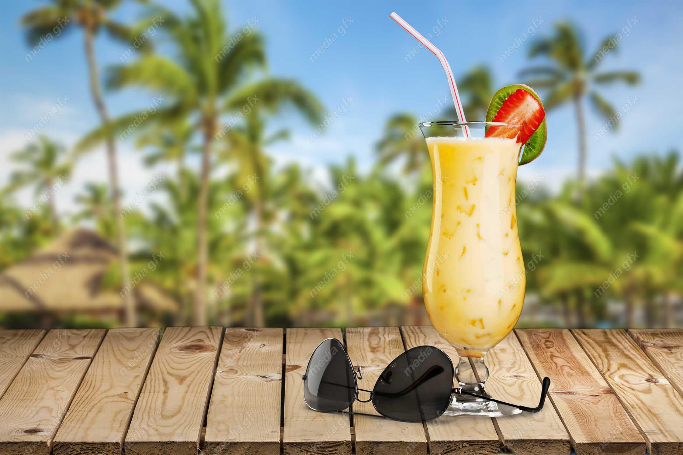 عکس با کیفیت نوشیدنی خنک استوایی روی میز MJ003305