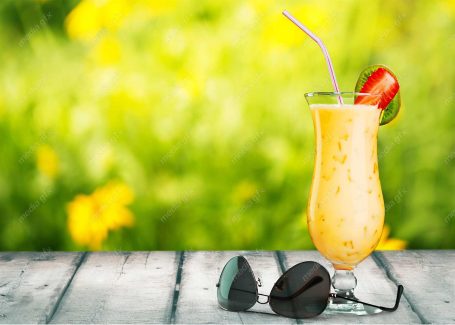 عکس با کیفیت نوشیدنی خنک استوایی روی میز MJ003306