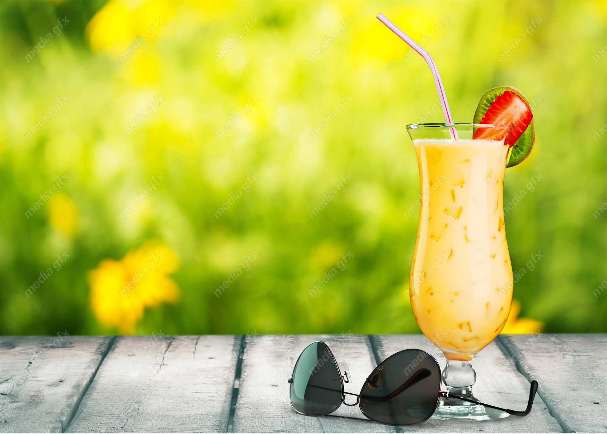 عکس با کیفیت نوشیدنی خنک استوایی روی میز MJ003306