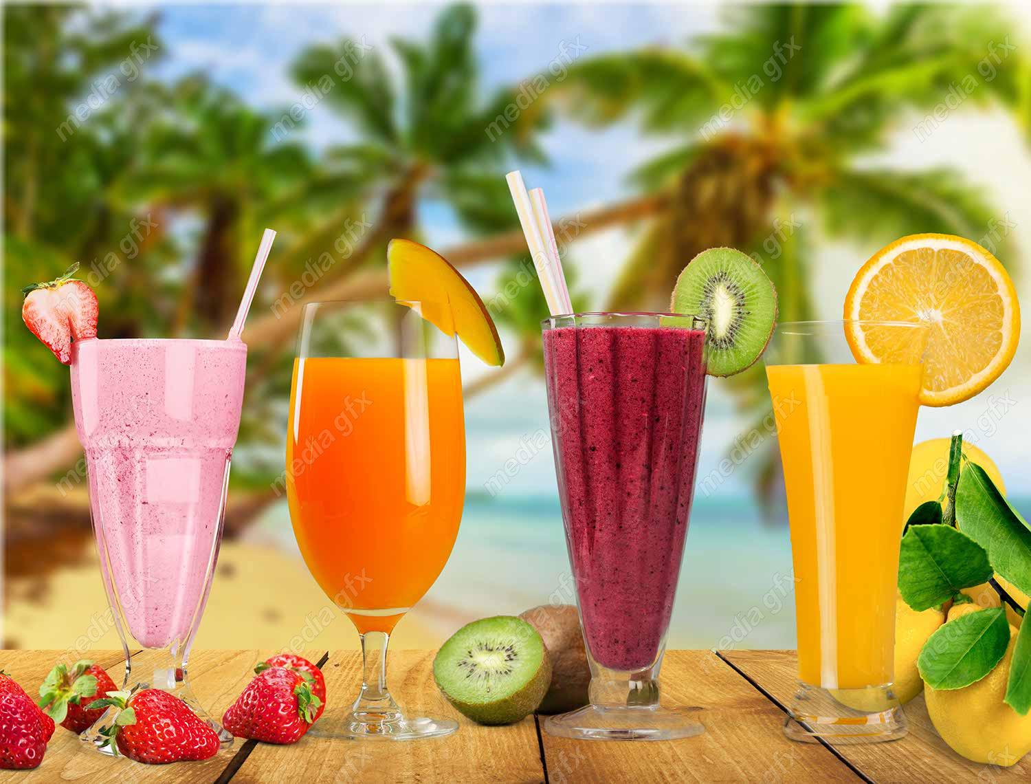 عکس با کیفیت نوشیدنی خنک استوایی روی میز MJ003307