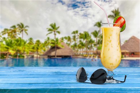 عکس با کیفیت نوشیدنی خنک استوایی روی میز MJ003309