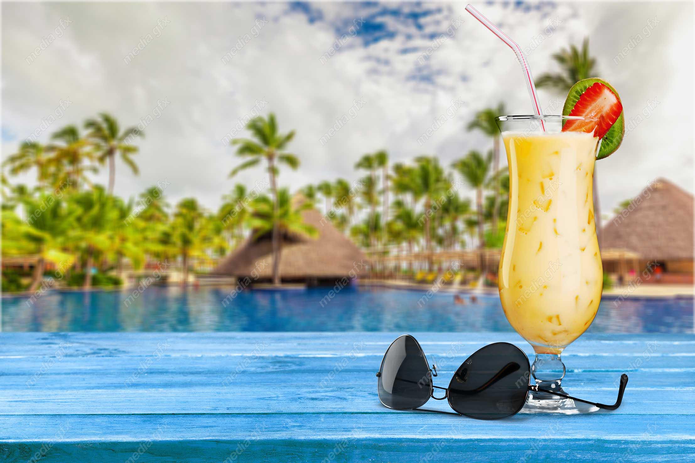 عکس با کیفیت نوشیدنی خنک استوایی روی میز MJ003309