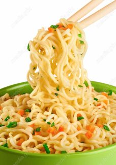 عکس باکیفیت نودل در کاسه سبز پس زمینه سفید MJ003365
