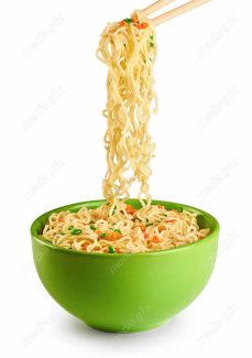 عکس باکیفیت نودل در کاسه سبز پس زمینه سفید MJ003366