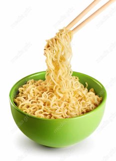 عکس باکیفیت نودل در کاسه سبز پس زمینه سفید MJ003367