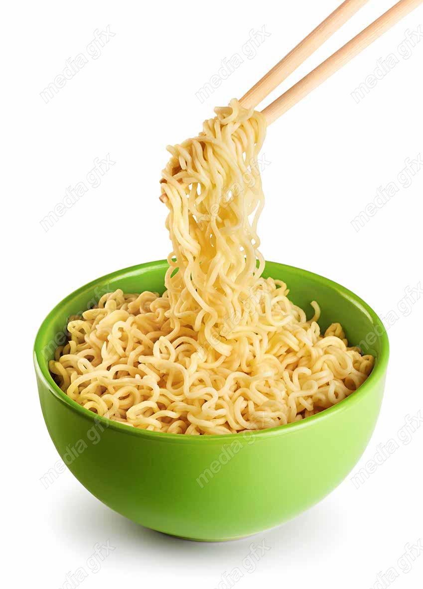 عکس باکیفیت نودل در کاسه سبز پس زمینه سفید MJ003367