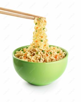 عکس باکیفیت نودل در کاسه سبز پس زمینه سفید MJ003368