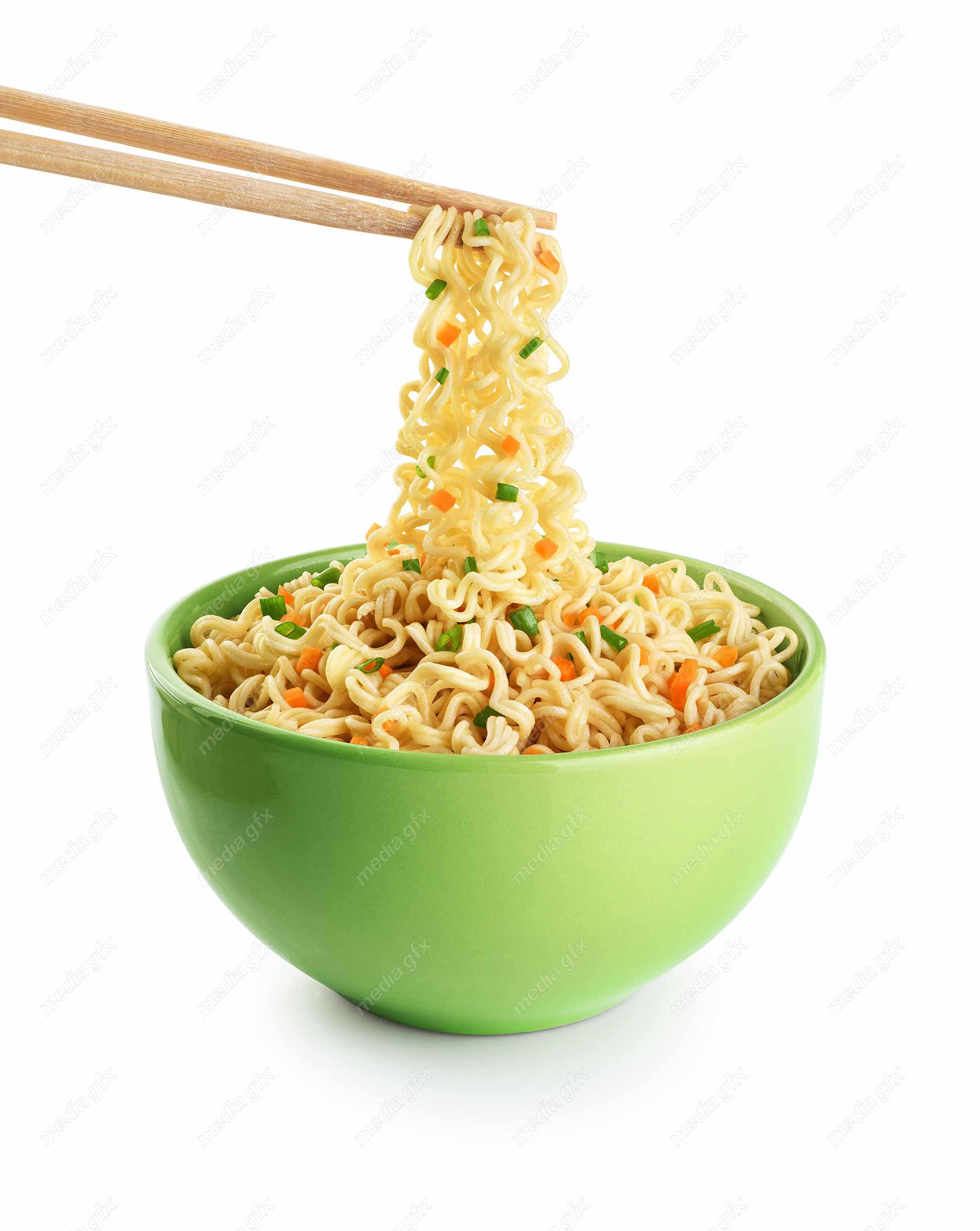 عکس باکیفیت نودل در کاسه سبز پس زمینه سفید MJ003368