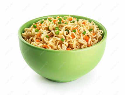 عکس باکیفیت نودل در کاسه سبز پس زمینه سفید MJ003369