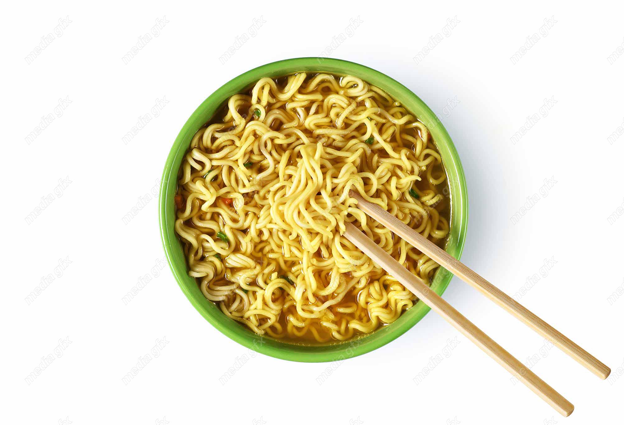 عکس باکیفیت نودل در کاسه سبز پس زمینه سفید MJ003370