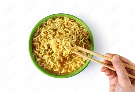 عکس باکیفیت نودل در کاسه سبز پس زمینه سفید MJ003372