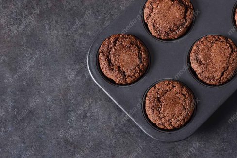 عکس باکیفیت کوکی یا شیرینی خانگی شکلاتی روی میز آشپزخانه MJ003360