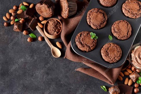 عکس باکیفیت کوکی یا شیرینی خانگی شکلاتی روی میز آشپزخانه MJ003361