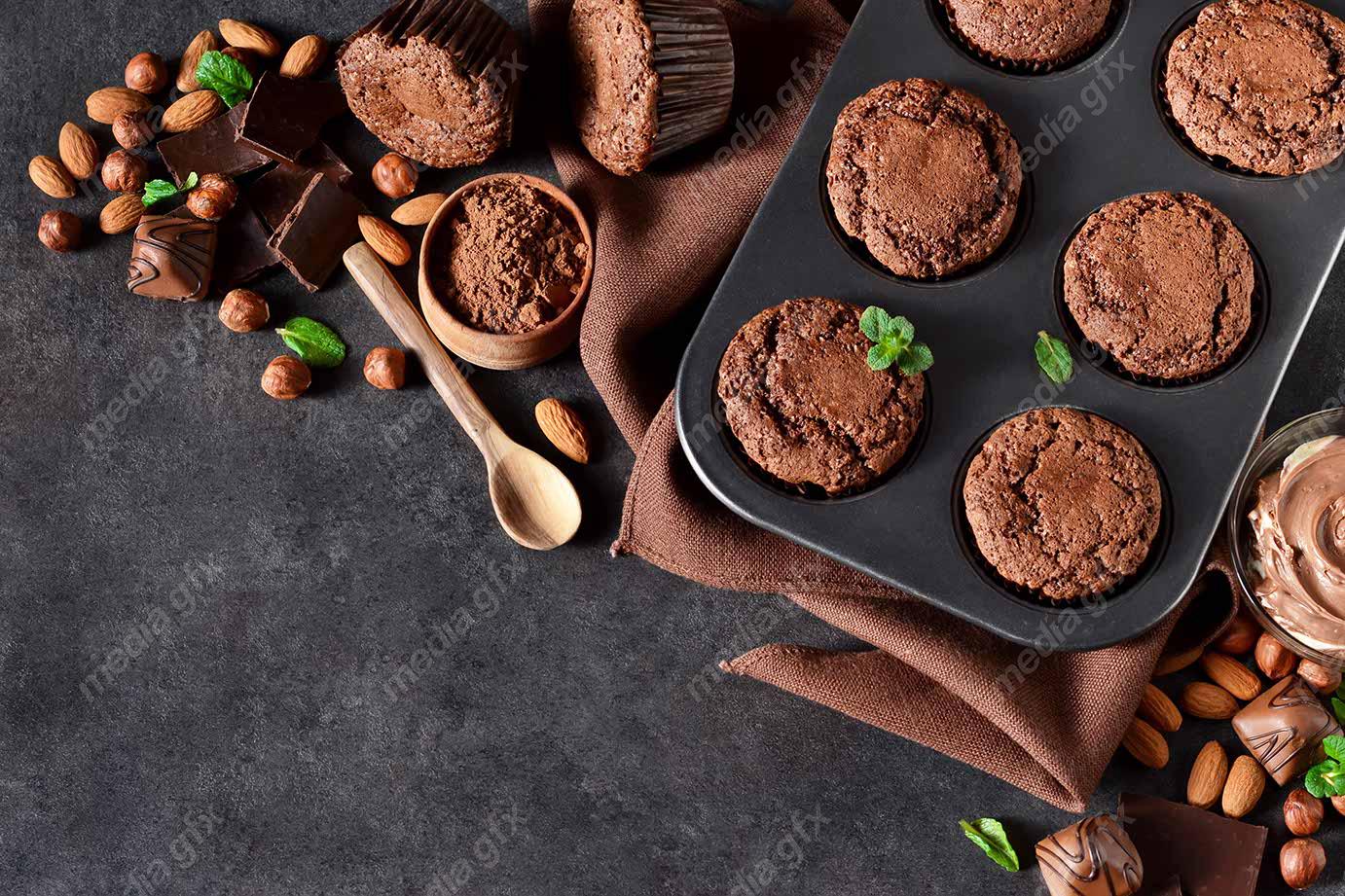 عکس باکیفیت کوکی یا شیرینی خانگی شکلاتی روی میز آشپزخانه MJ003361