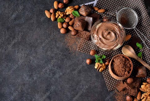 عکس باکیفیت کوکی یا شیرینی خانگی شکلاتی روی میز آشپزخانه MJ003364