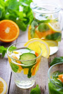 عکس با کیفیت یک لیوان نوشیدنی پرتقال با ریحان MJ003549