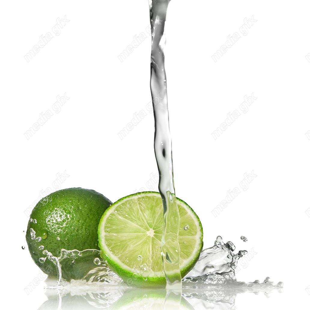 عکس با کیفیت لیمو سبز برش خورده خیس و قطرات آب MJ003599