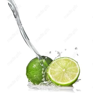 عکس با کیفیت لیمو سبز برش خورده خیس و قطرات آب MJ003603