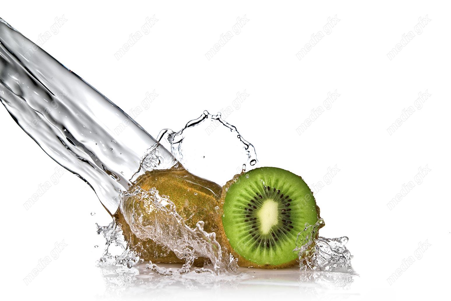 عکس با کیفیت کیوی خیس و قطرات آب MJ003591