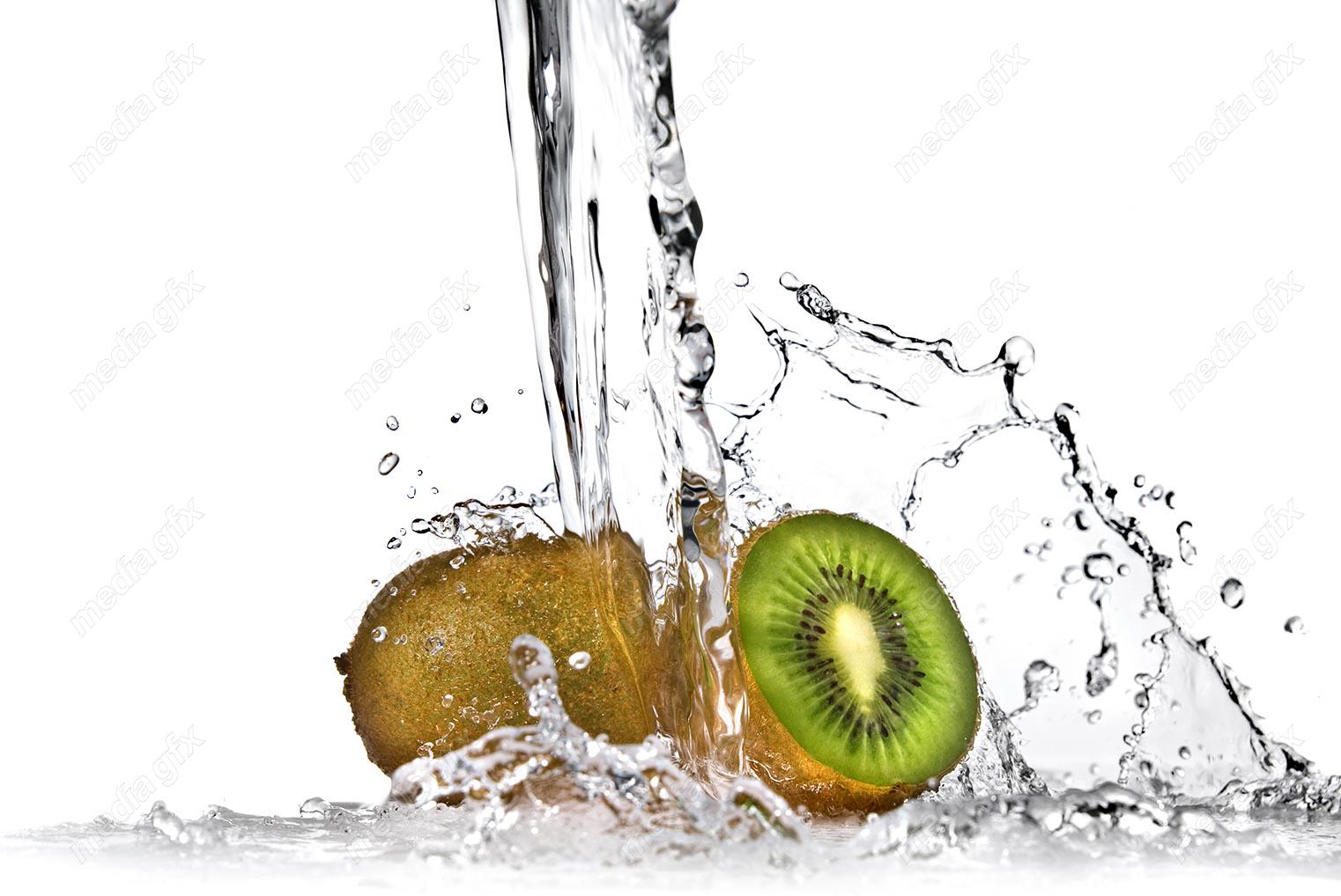 عکس با کیفیت کیوی خیس و قطرات آب MJ003592