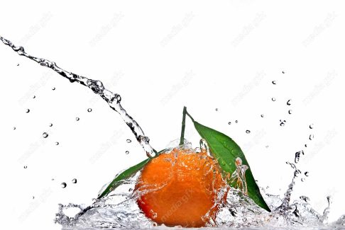 عکس با کیفیت پرتقال خیس و قطرات آب MJ003612