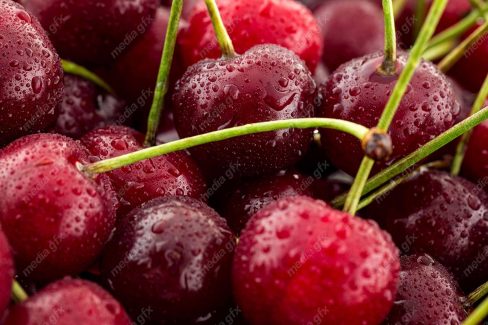 عکس با کیفیت گیلاس تازه روی میز چوبی MJ003691